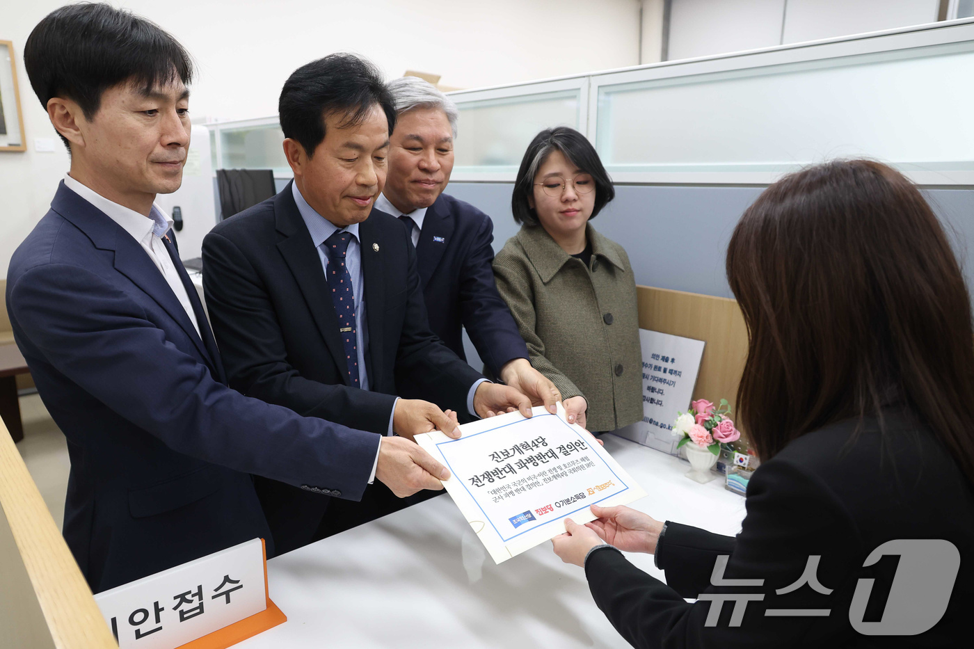 (서울=뉴스1) 유승관 기자 = 한창민 사회민주당 대표(왼쪽부터), 윤종오 진보당 원내대표, 서왕진 조국혁신당 원내대표, 용혜인 기본소득당 대표가 20일 서울 여의도 국회 의안과에 …