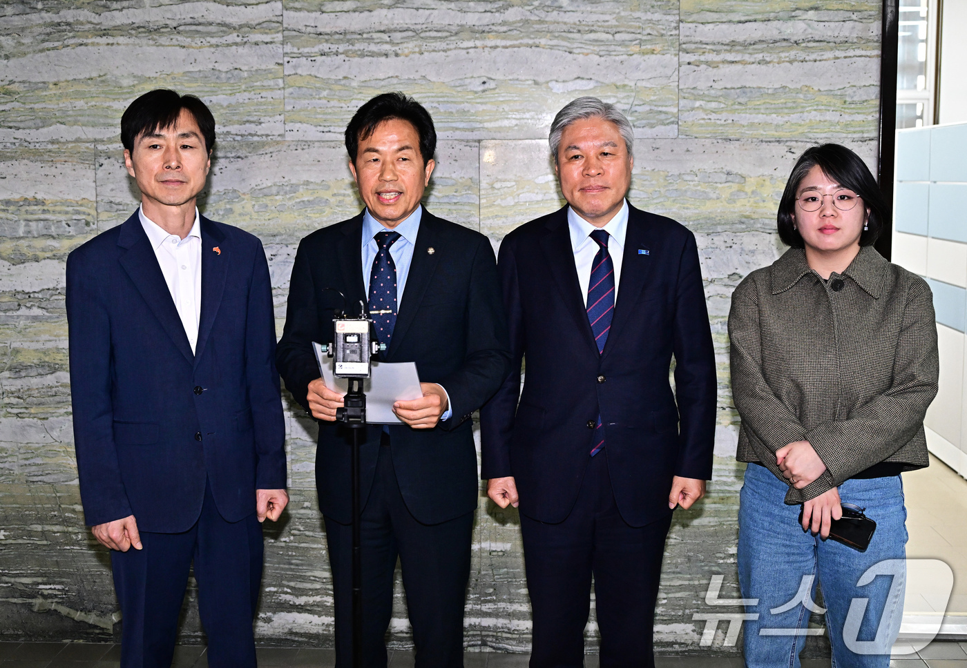 (서울=뉴스1) 유승관 기자 = 한창민 사회민주당 대표(왼쪽부터), 윤종오 진보당 원내대표, 서왕진 조국혁신당 원내대표, 용혜인 기본소득당 대표가 20일 서울 여의도 국회 의안과에 …
