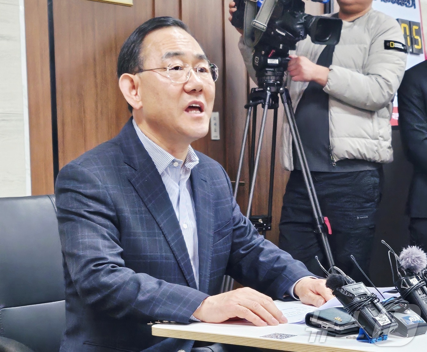 (대구=뉴스1) 남승렬 기자 = 주호영 국회부의장(국민의힘·대구 수성구갑)이 20일 대구 수성구 국민의힘 대구시당에서 기자회견을 열고 대구시장 공천과 관련된 입장을 밝히고 있다. …