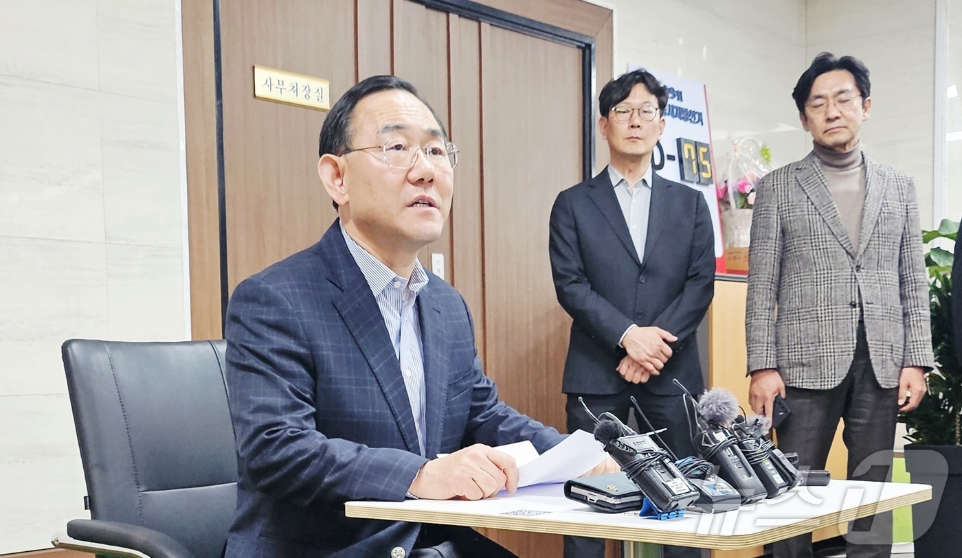 (대구=뉴스1) 남승렬 기자 = 주호영 국회부의장(국민의힘·대구 수성구갑)이 20일 대구 수성구 국민의힘 대구시당에서 기자회견을 열고 대구시장 공천과 관련된 입장을 밝히고 있다. …