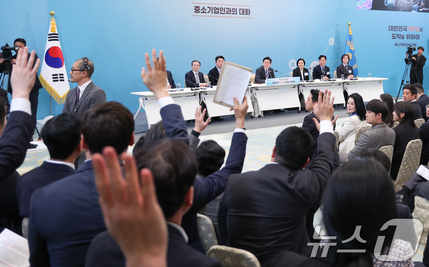 (서울=뉴스1) 허경 기자 = 이재명 대통령이 20일 청와대에서 열린 중소기업인과의 대화에서 발언권을 요청하는 참석자들을 바라보고 있다. 2026.3.20/뉴스1