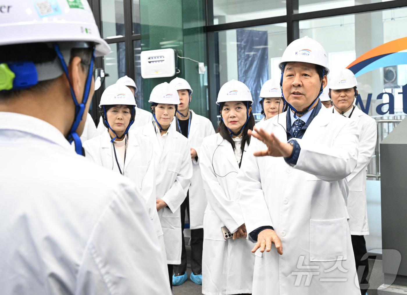 (서울=뉴스1) = 구윤철 부총리 겸 재정경제부 장관이 20일 오후 경기도 화성 소재 한국수자원공사 화성 AI정수장을 방문해 관계자로부터 AI정수장 시설 설명을 듣고 있다. (재정 …