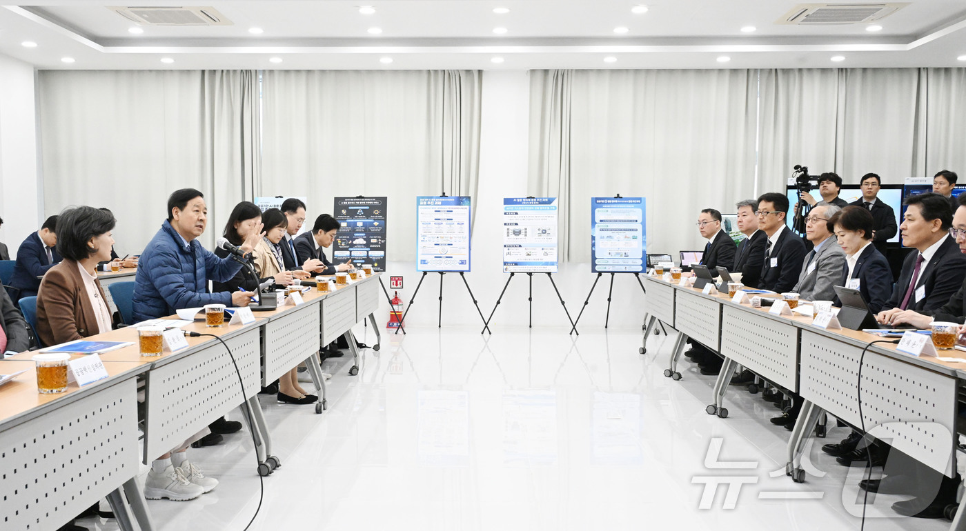 (서울=뉴스1) = 구윤철 부총리 겸 재정경제부 장관이 20일 오후 경기도 화성 소재 한국수자원공사 화성 AI정수장을 방문해 관계기관 및 공공기관 운영위원들과의 간담회에서 모두발언 …