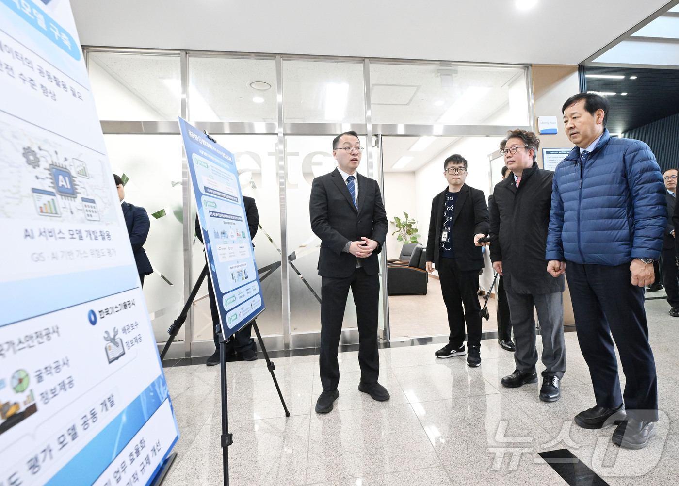 (서울=뉴스1) = 구윤철 부총리 겸 재정경제부 장관이 20일 오후 경기도 화성 소재 한국수자원공사 화성 AI정수장을 방문해 관계자로부터 AI 활용 협의체 추진과제 설명을 듣고 있 …