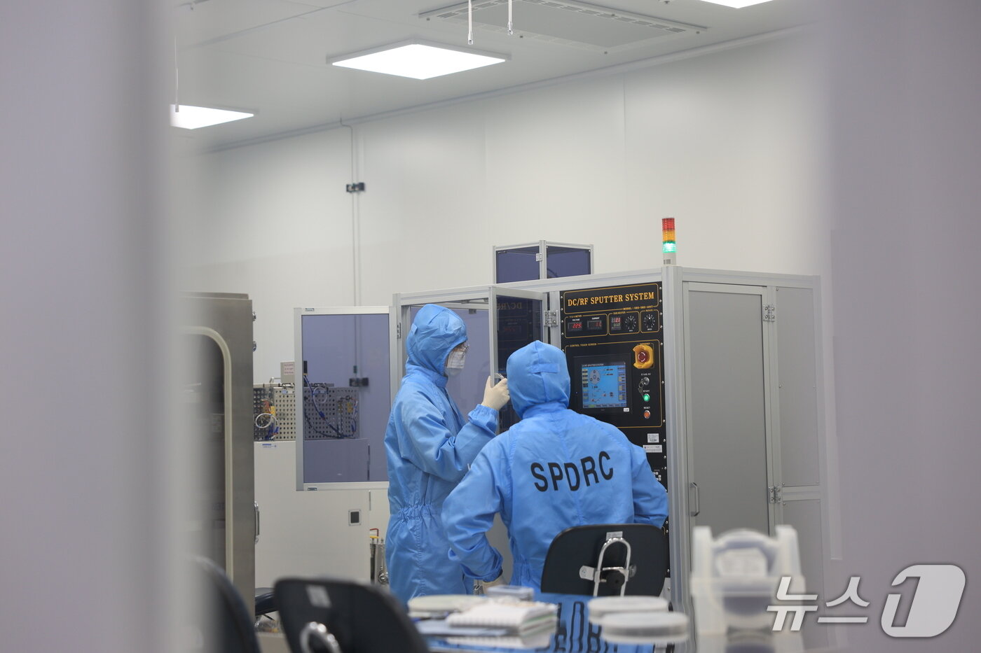 본문 이미지 - 명지대 반도체공학부 학생들이 실험을 진행하고 있다. (교육부 제공) 