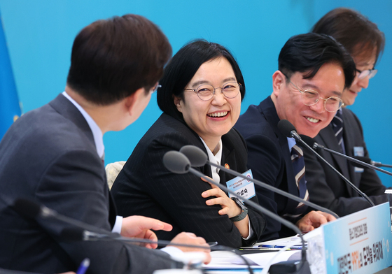 미소 짓는 한성숙 장관