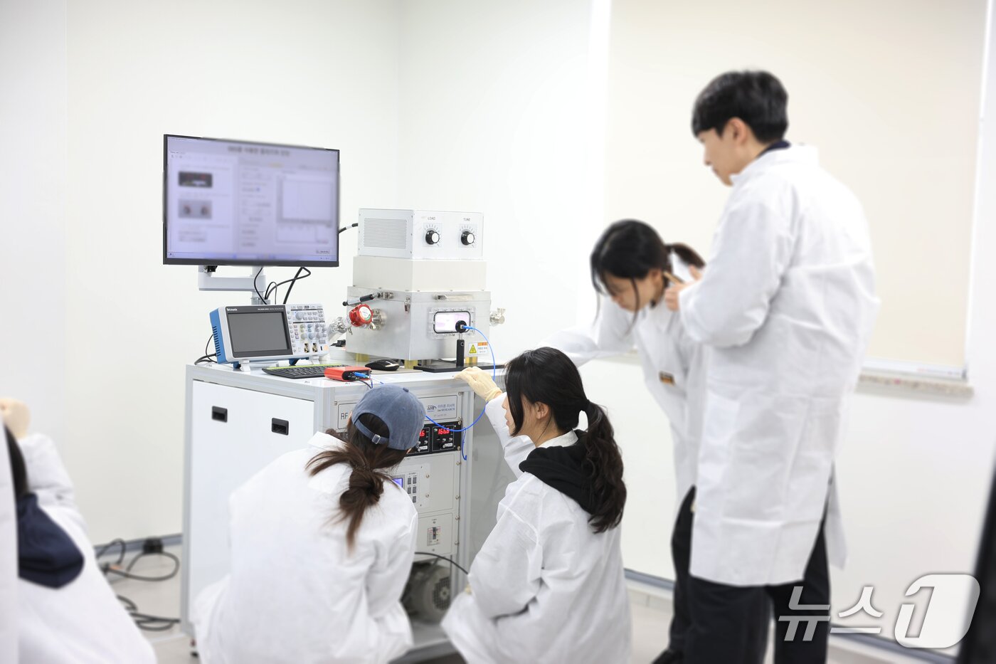 본문 이미지 - 명지대 반도체공학부 학생들이 실습을 진행하고 있다. (교육부 제공)