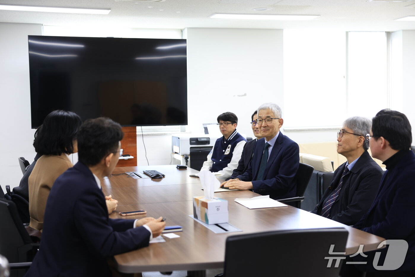 본문 이미지 - 교육부와 명지대 관계자들이 반도체 인력 양성과 관련해 이야기를 나누고 있다. (교육부 제공)