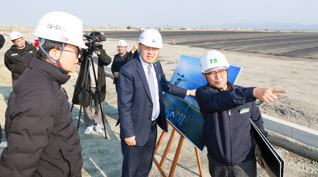 새만금항 신항 건설 현장 찾은 김관영 전북지사 "미래 물류 경쟁력 핵심"