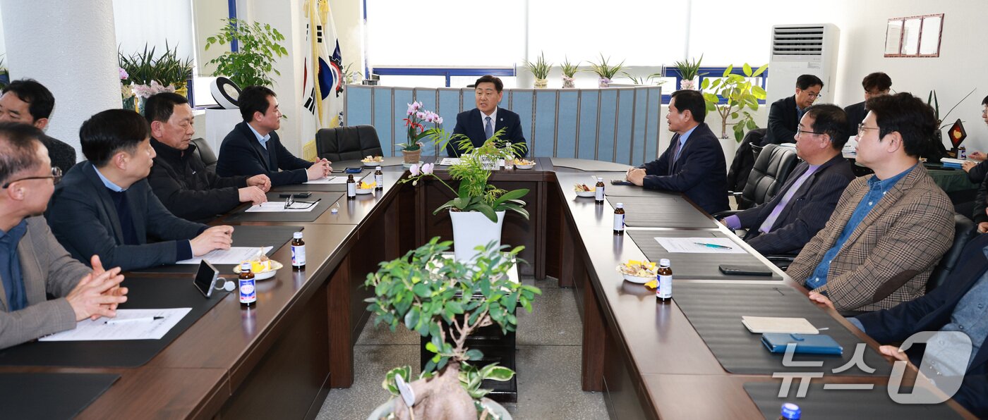 본문 이미지 - 20일 김관영 전북지사가 전북서부항운노동조합 회의실에서 항만 관계자들과 군산항 현안을 논의하고 있다.(전북도 제공. 재판매 및 DB금지)/뉴스1 