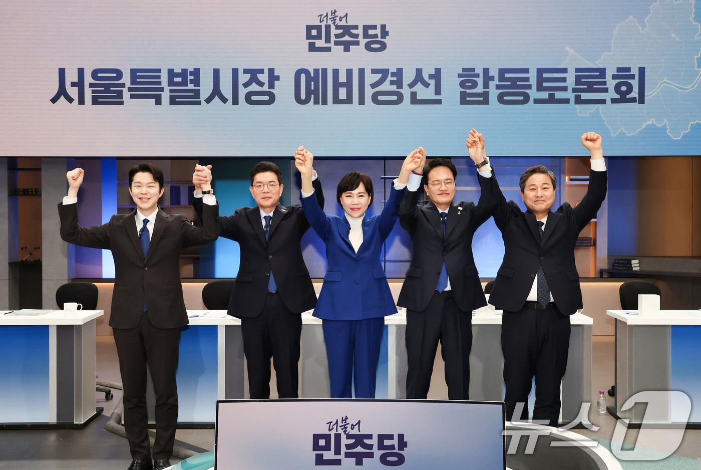 (서울=뉴스1) 국회사진기자단 = 20일 서울 마포구 JTBC에서 열린 더불어민주당 서울시장 예비경선 합동토론회에서 예비후보들이 포즈를 취하고 있다. 왼쪽부터 김형남, 정원오, 전 …