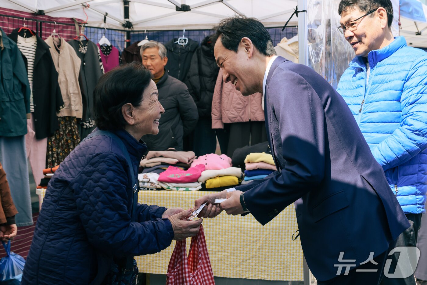 본문 이미지 - 우상호 더불어민주당 강원도지사 예비후보가 20일 평창올림픽시장을 찾아 상인들과 인사하고 있다.(우상호 후보 측 제공. 재판매 및 DB금지)/뉴스1