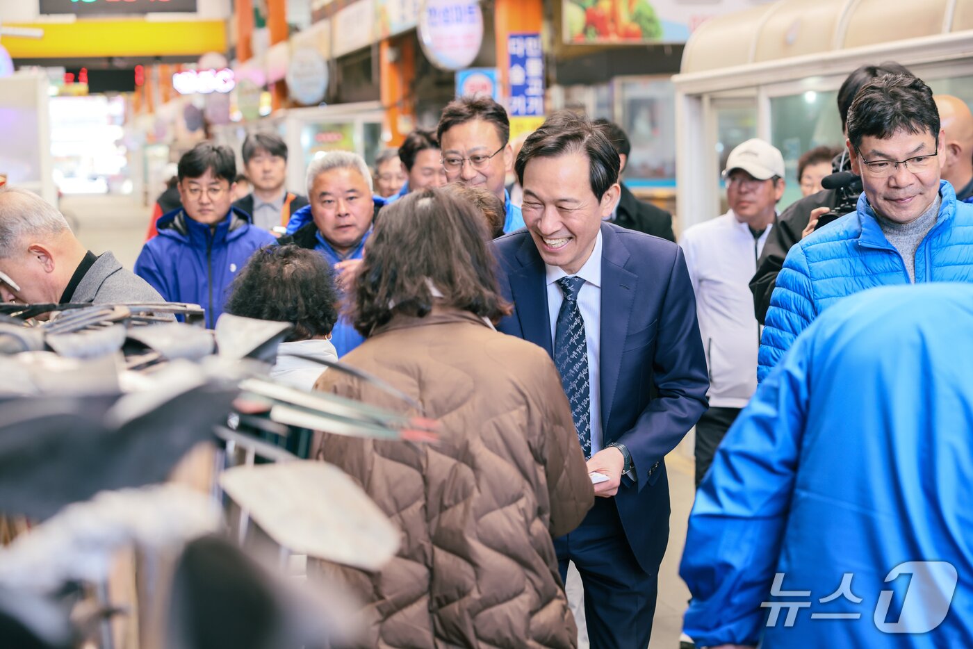 본문 이미지 - 우상호 더불어민주당 강원도지사 예비후보가 20일 평창올림픽시장을 찾아 상인들과 인사하고 있다.(우상호 후보 측 제공. 재판매 및 DB금지)/뉴스1