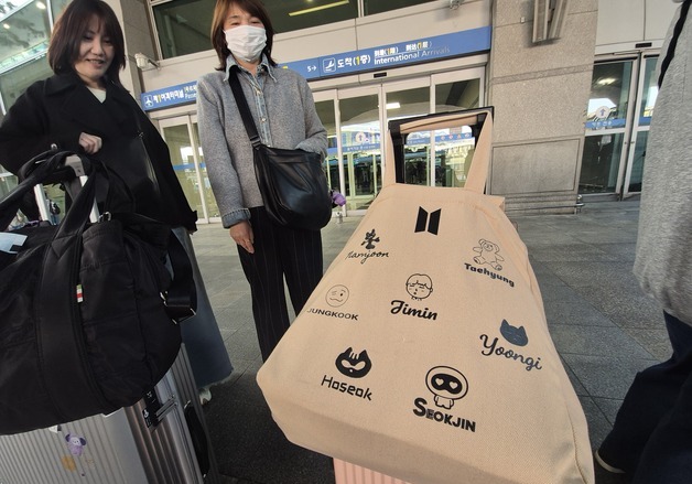"정국 사랑해요" "슈가 보고 싶어요"…인천공항 달군 BTS 팬심
