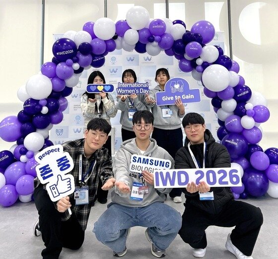 본문 이미지 - 삼성바이오로직스 임직원들이 세계 여성의 날 공식 슬로건인 '나눌수록 커진다(Give to Gain)'를 의미하는 포즈를 취한 채 기념촬영을 하고 있다. (삼성바이오로직스 제공) 