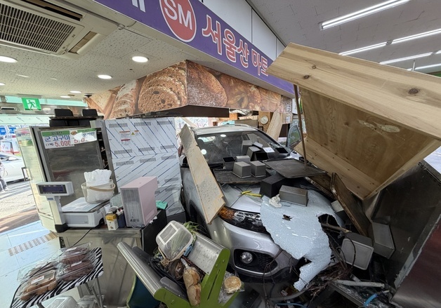 울산 울주군 마트로 SUV 차량 돌진…마트직원 1명 부상, 병원 이송