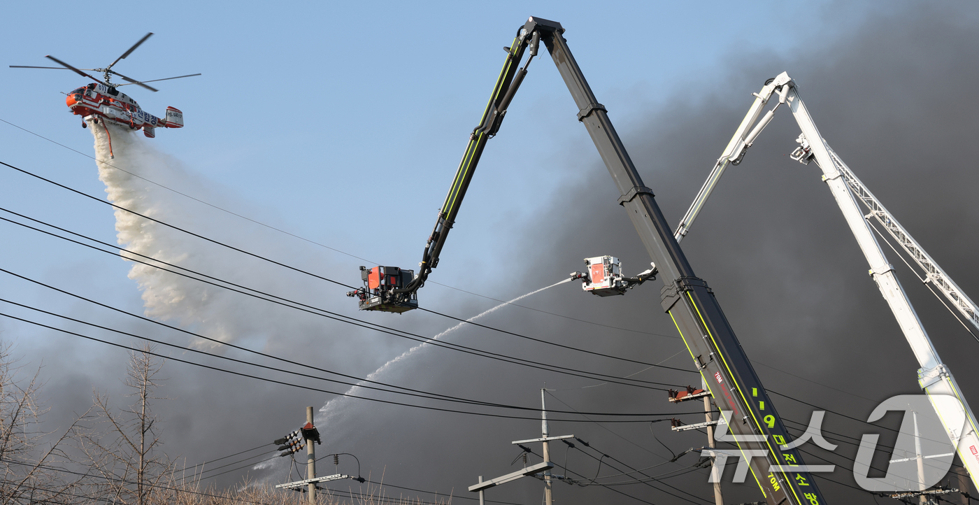 (대전=뉴스1) 김기태 기자 = 20일 오후 1시17분께 대전 대덕구 문평동의 한 공장에서 불이 헬기를 동원해 불을 끄고 있다. 소방당국은 국가소방동원령을 발령한 가운데, 현재까지 …