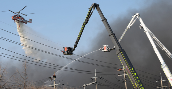 진화 어려움 겪는 대전 공장 화재