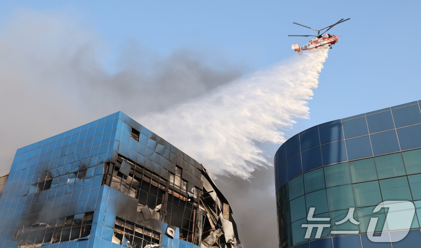 본문 이미지 - 20일 오후 1시17분께 대전 대덕구 문평동의 한 공장에서 불이 헬기를 동원해 불을 끄고 있다. 소방당국은 국가소방동원령을 발령한 가운데, 현재까지 부상자들을 비롯한 출근자들 중 14명의 연락이 두절된 것으로 확인됐다. 2026.3.20 ⓒ 뉴스1 김기태 기자