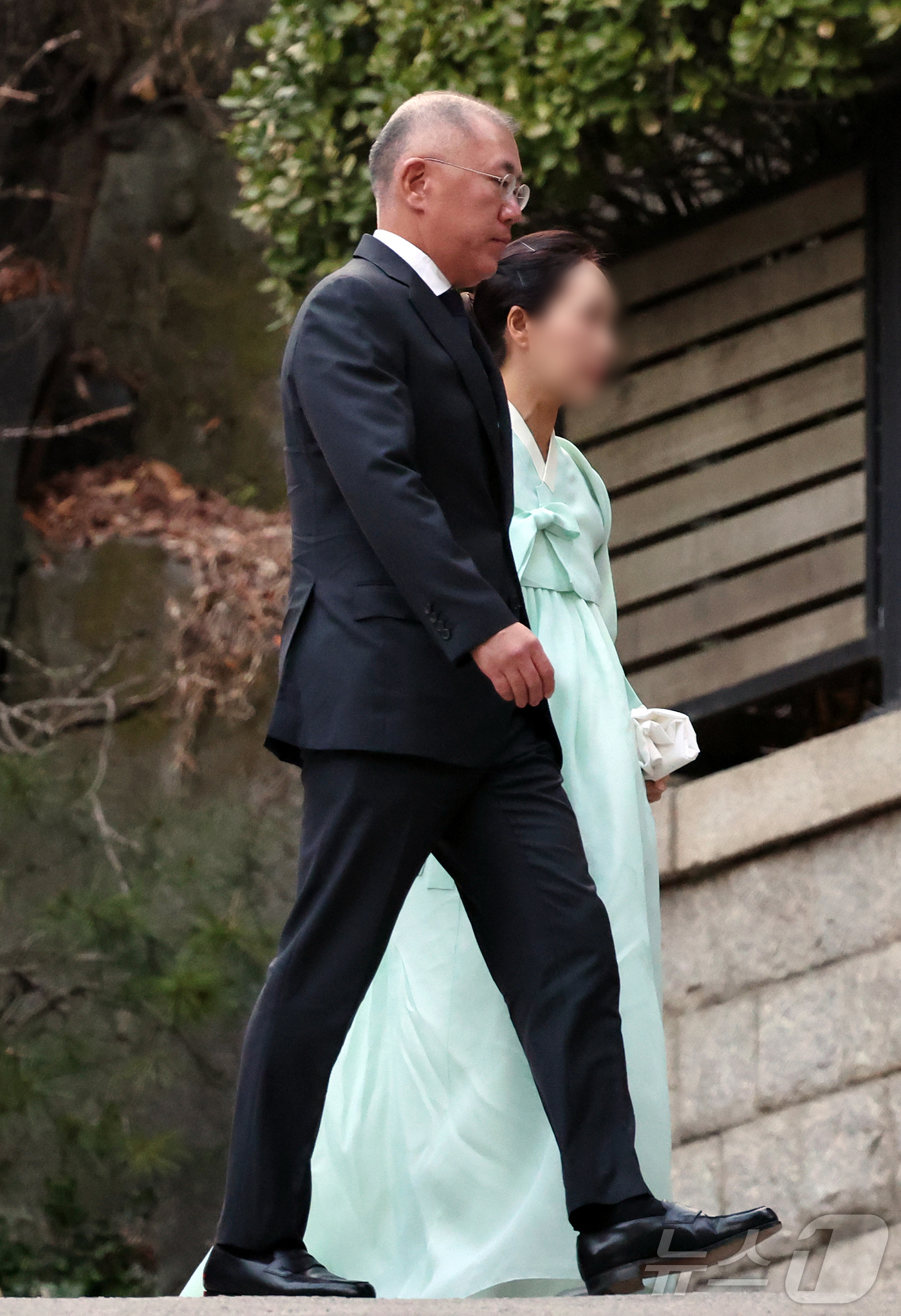 (서울=뉴스1) 김진환 기자 = 정의선 현대자동차그룹 회장이 20일 오후 고(故) 정주영 현대그룹 명예회장 25주기 제사가 열린 서울 종로구 청운동의 정 명예회장 자택에 들어서고 …