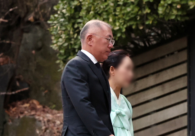 고 정주영 명예회장 제사 참석하는 정의선 회장과 정지선 여사