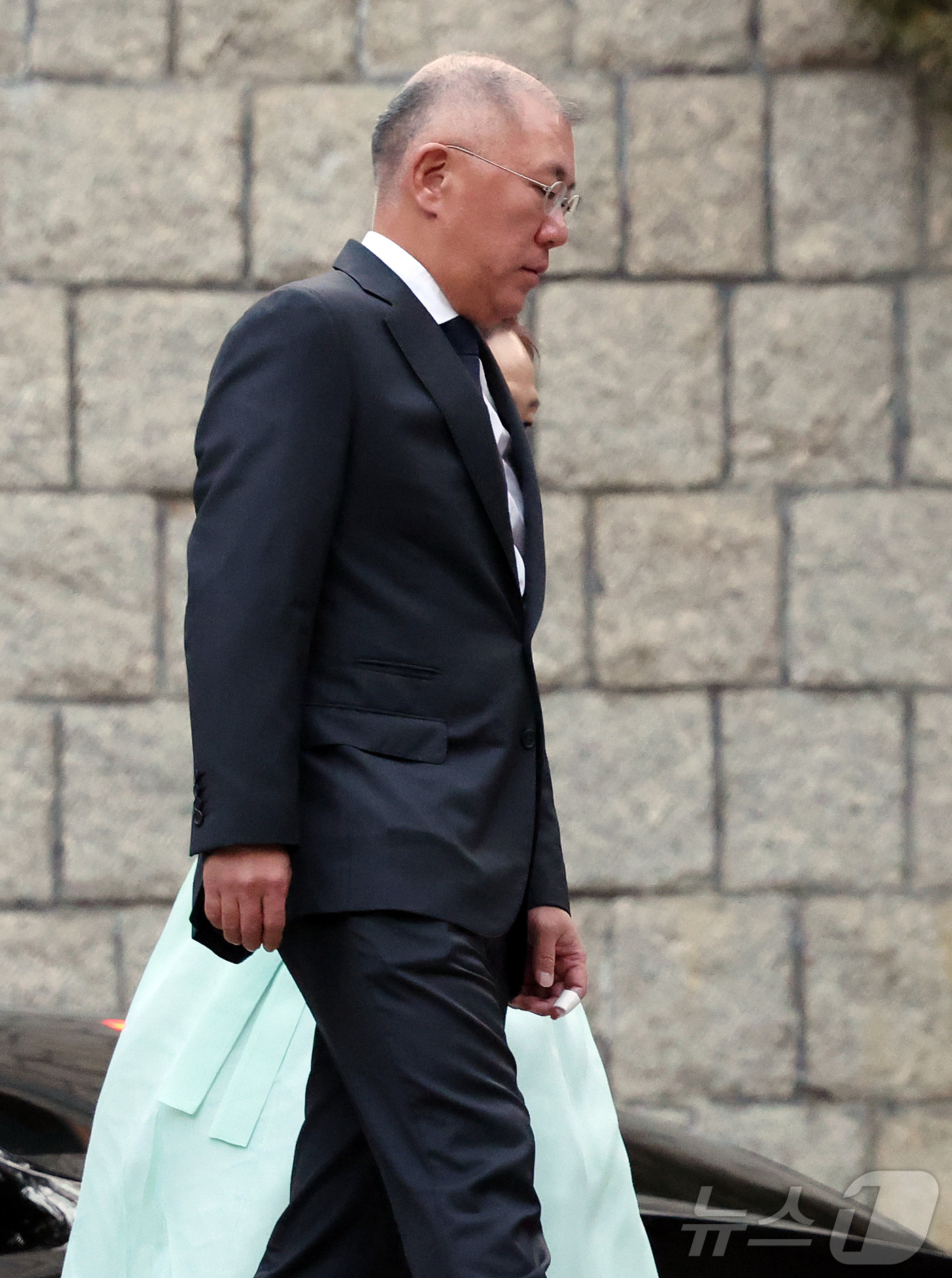 (서울=뉴스1) 김진환 기자 = 정의선 현대자동차 회장이 20일 오후 고(故) 정주영 현대그룹 명예회장 25주기 제사가 열린 서울 종로구 청운동의 정 명예회장 자택에 들어서고 있다 …