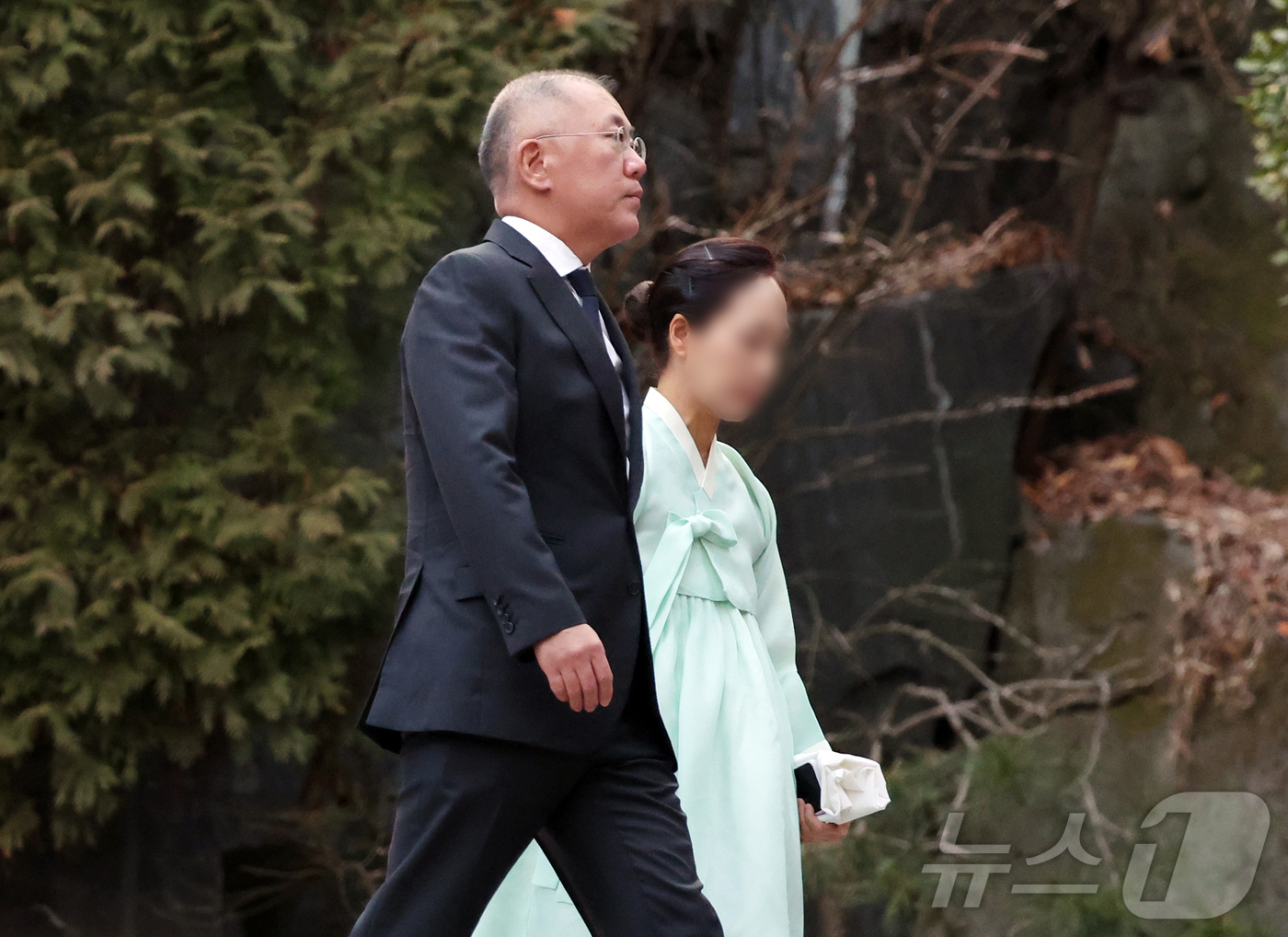 (서울=뉴스1) 김진환 기자 = 정의선 현대자동차그룹 회장이 20일 오후 고(故) 정주영 현대그룹 명예회장 25주기 제사가 열린 서울 종로구 청운동의 정 명예회장 자택에 들어서고 …