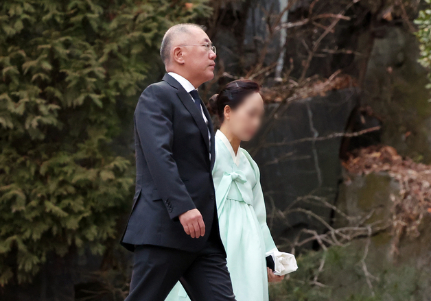 '정주영 25주기' 청운동서 제사…정의선·정기선 등 범현대家 한자리