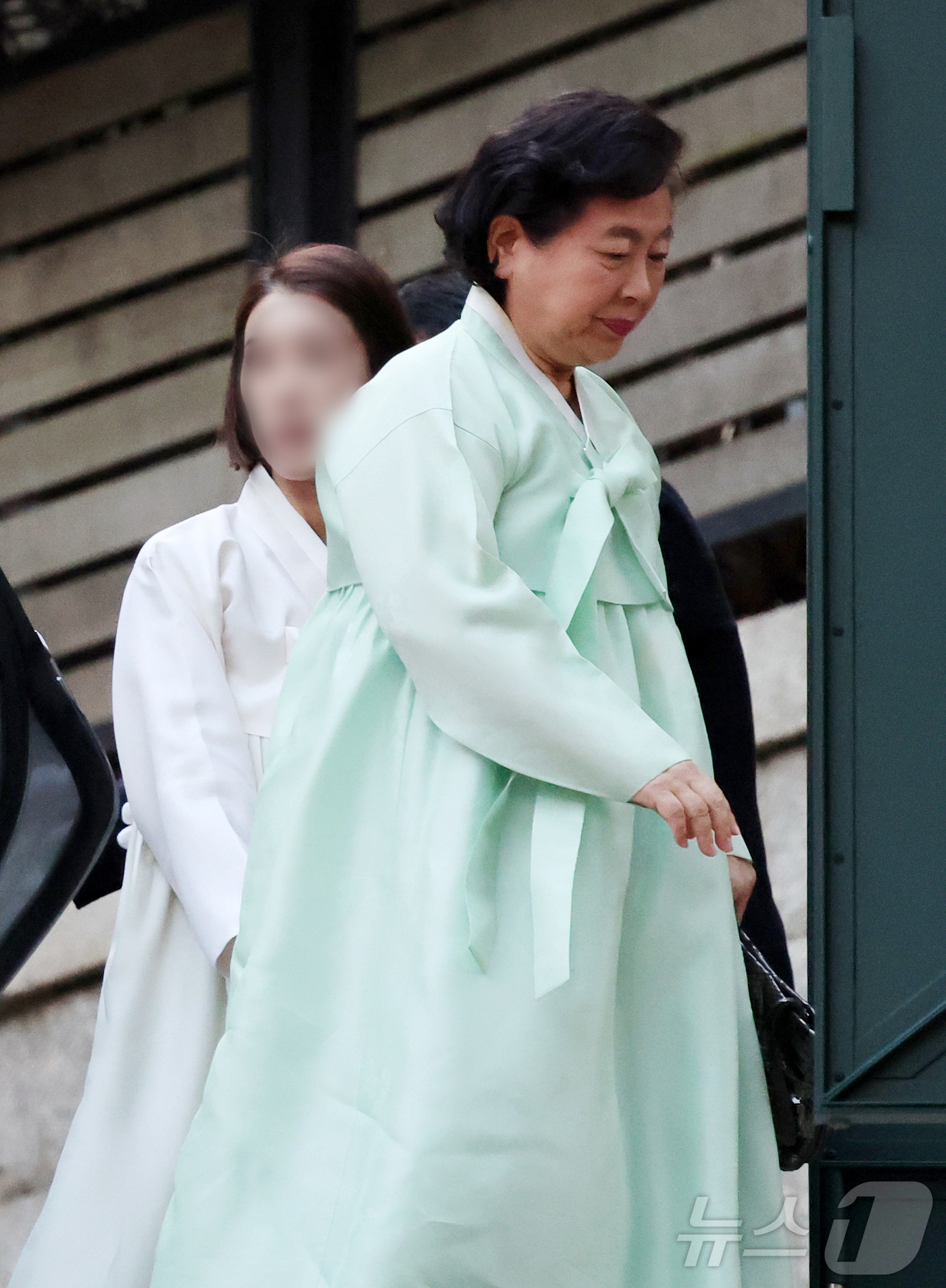 (서울=뉴스1) 김진환 기자 = 현정은 현대그룹 회장이 20일 오후 고(故) 정주영 현대그룹 명예회장 25주기 제사가 열린 서울 종로구 청운동의 정 명예회장 자택에 들어서고 있다. …