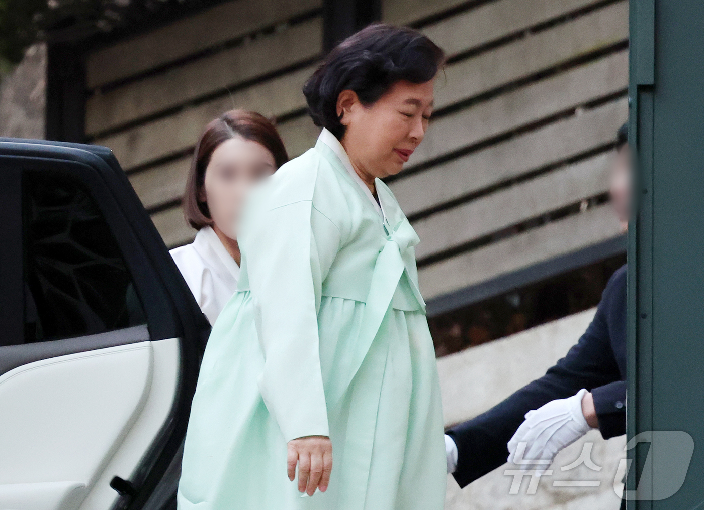 (서울=뉴스1) 김진환 기자 = 현정은 현대그룹 회장이 20일 오후 고(故) 정주영 현대그룹 명예회장 25주기 제사가 열린 서울 종로구 청운동의 정 명예회장 자택에 들어서고 있다. …