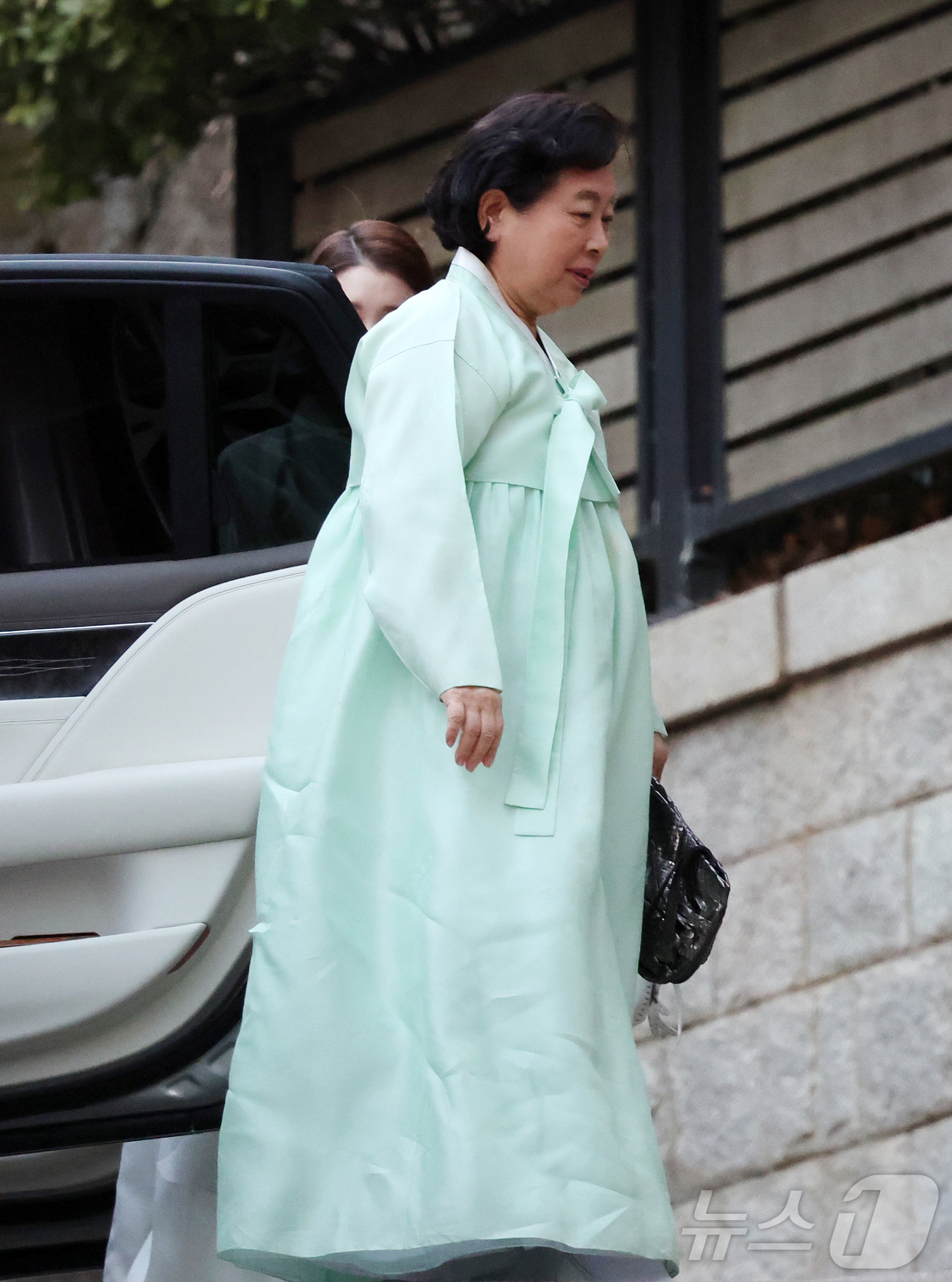 (서울=뉴스1) 김진환 기자 = 현정은 현대그룹 회장이 20일 오후 고(故) 정주영 현대그룹 명예회장 25주기 제사가 열린 서울 종로구 청운동의 정 명예회장 자택에 들어서고 있다. …