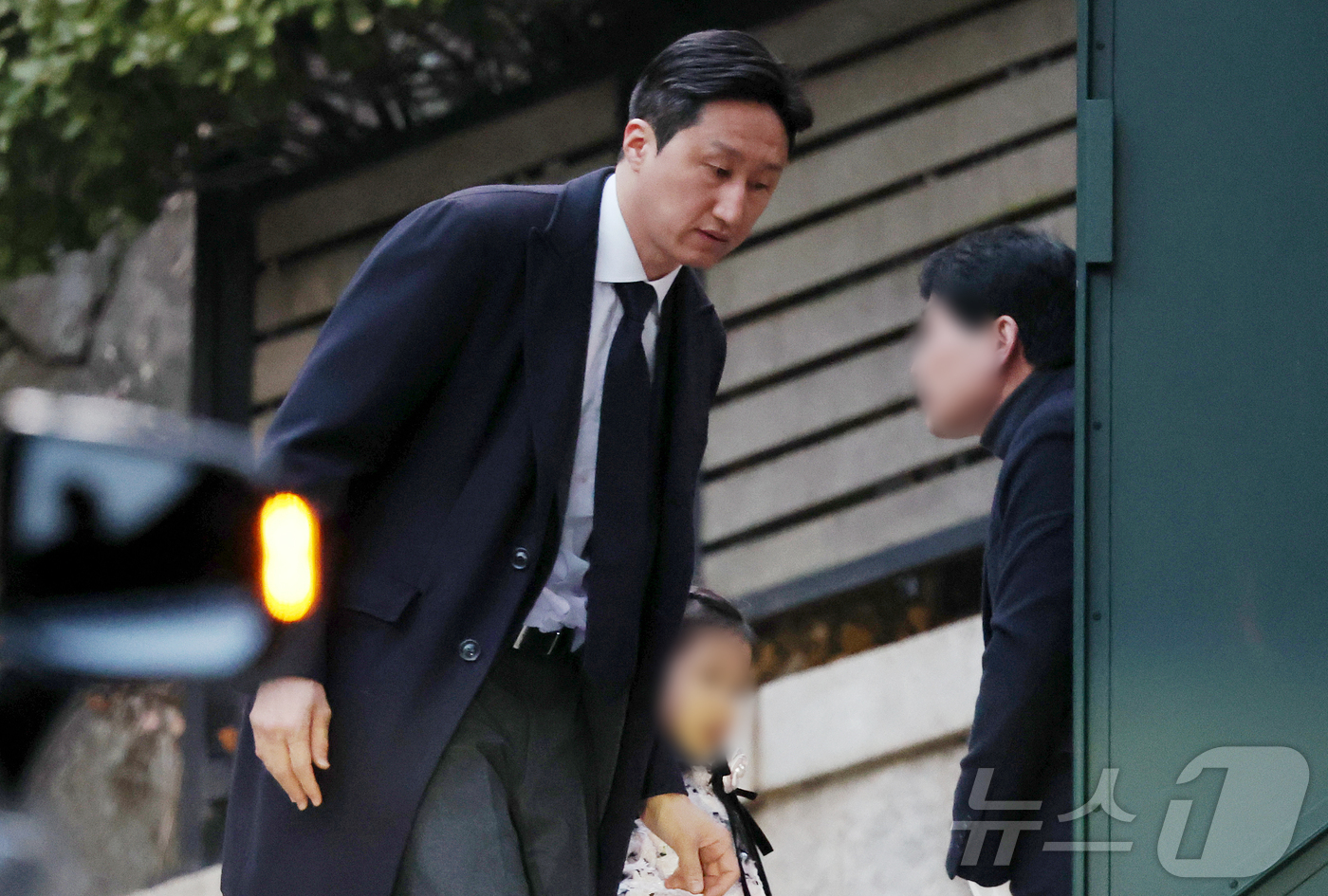(서울=뉴스1) 김진환 기자 = 정기선 HD현대 회장이 20일 오후 고(故) 정주영 현대그룹 명예회장 25주기 제사가 열린 서울 종로구 청운동의 정 명예회장 자택에 들어서고 있다. …