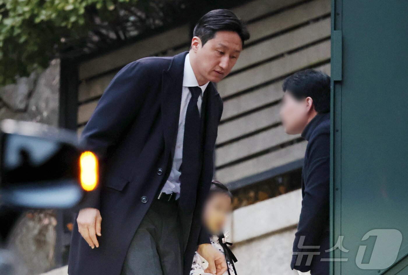 본문 이미지 - 정기선 HD현대 회장이 20일 오후 고(故) 정주영 현대그룹 명예회장 25주기 제사가 열린 서울 종로구 청운동의 정 명예회장 자택에 들어서고 있다. 2026.3.20 ⓒ 뉴스1 김진환 기자