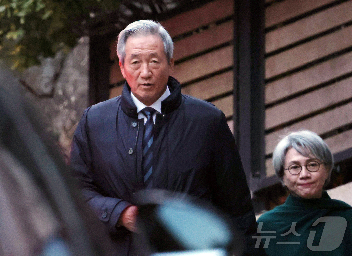 (서울=뉴스1) 김진환 기자 = 정몽준 아산재단 이사장과 부인 김영명 여사가 20일 오후 고(故) 정주영 현대그룹 명예회장 25주기 제사가 열린 서울 종로구 청운동의 정 명예회장 …