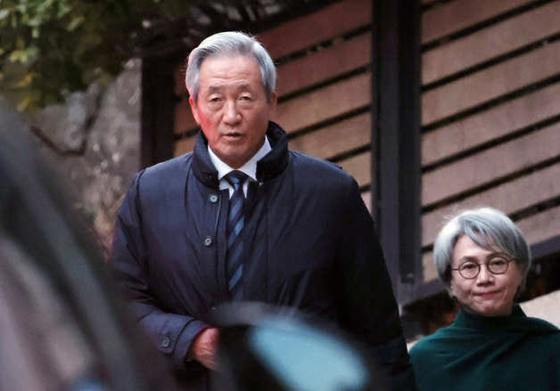 취재진 향해 인사하는 정몽준 이사장과 김영명 여사