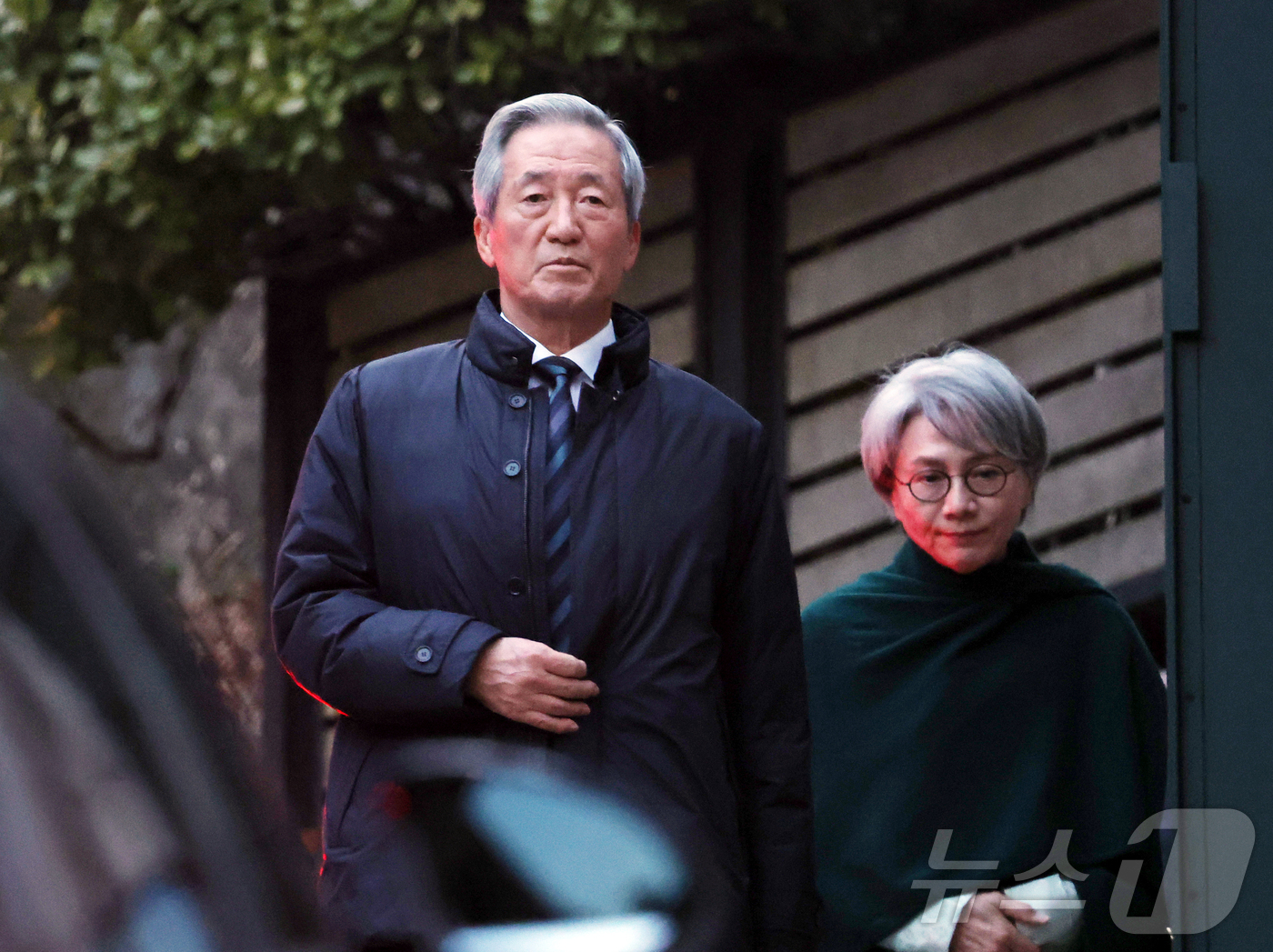 (서울=뉴스1) 김진환 기자 = 정몽준 아산재단 이사장과 부인 김영명 여사가 20일 오후 고(故) 정주영 현대그룹 명예회장 25주기 제사가 열린 서울 종로구 청운동의 정 명예회장 …