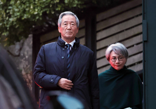 취재진 향해 인사하는 정몽준 이사장과 김영명 여사