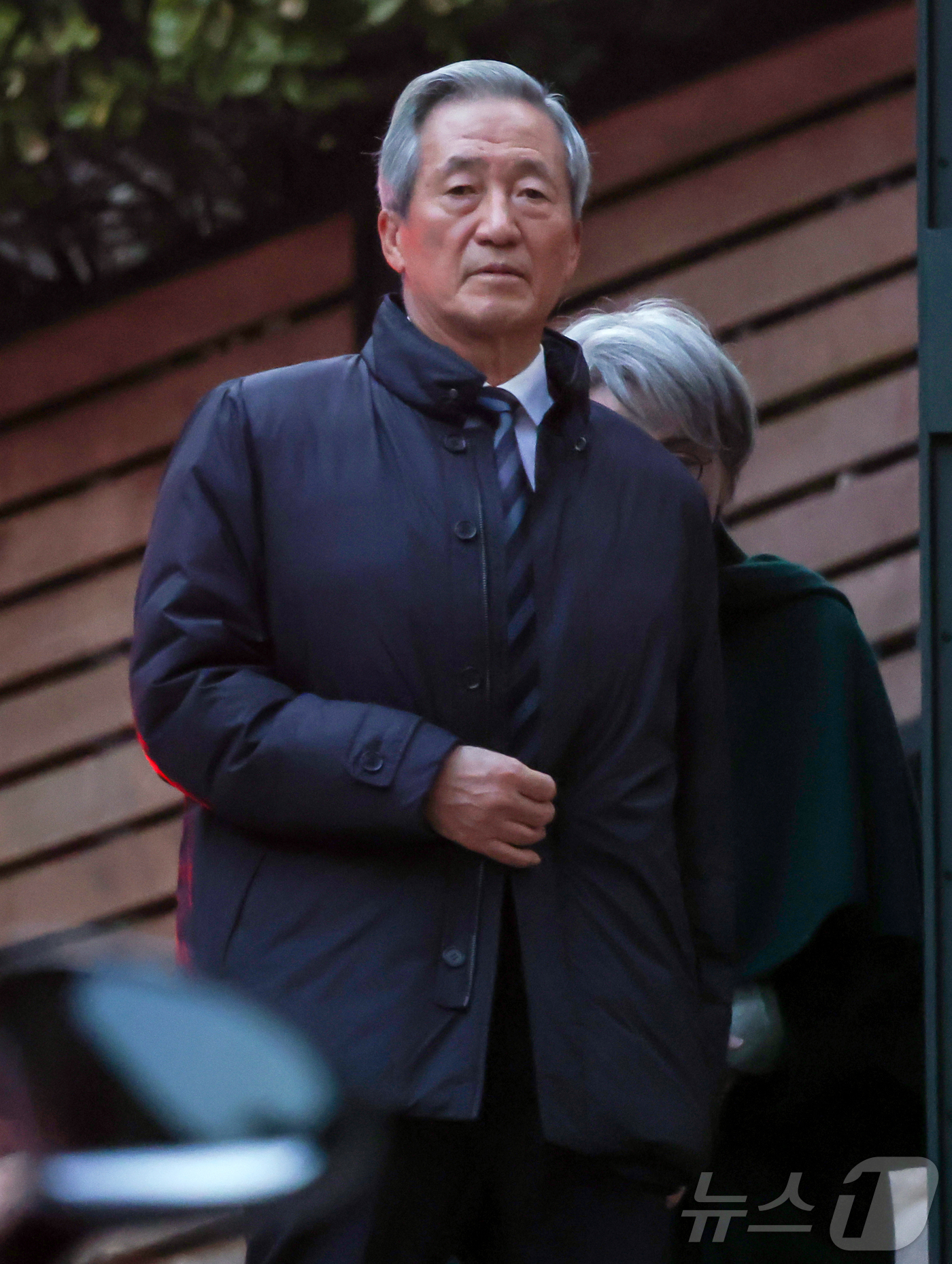 (서울=뉴스1) 김진환 기자 = 정몽준 아산재단 이사장이 20일 오후 고(故) 정주영 현대그룹 명예회장 25주기 제사가 열린 서울 종로구 청운동의 정 명예회장 자택에 들어서며 취재 …