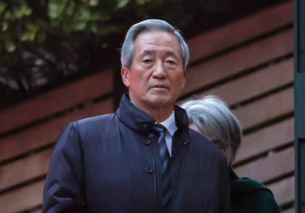 취재진 향해 인사하는 정몽준 이사장