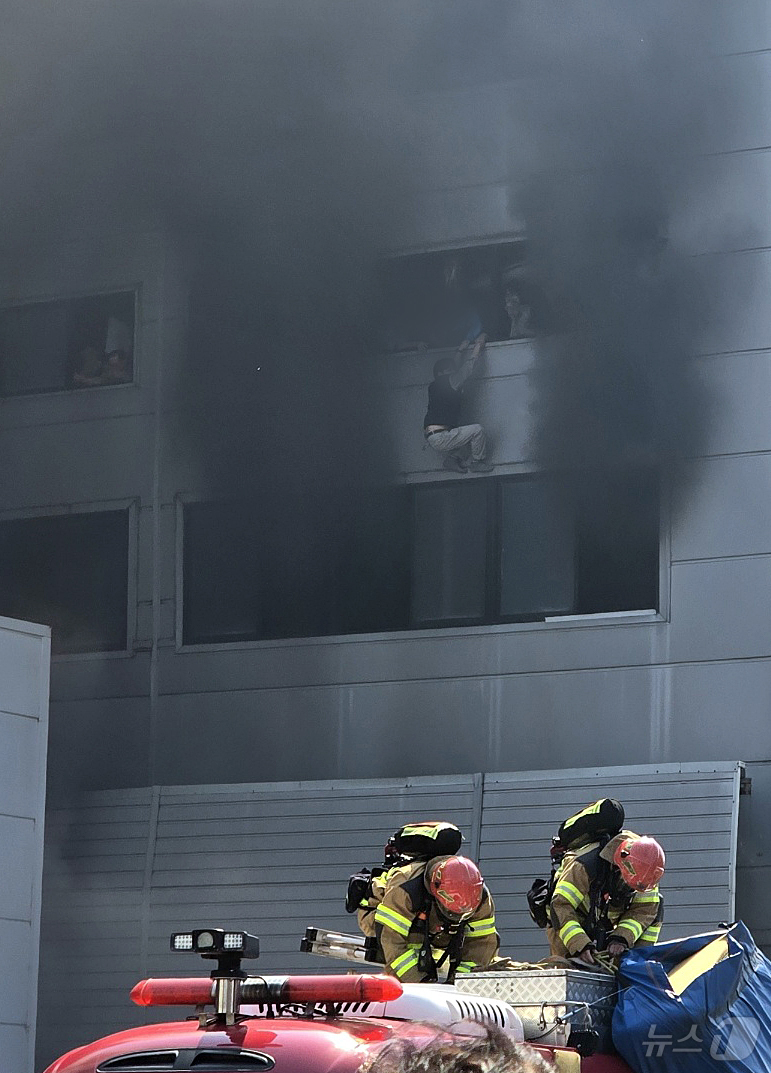 (대전=뉴스1) 김기태 기자 = 20일 오후 1시17분께 화재가 발생한 대전 대덕구 문평동의 한 공장에서 직원들이 대피하고 있다.소방당국은 국가소방동원령을 발령한 가운데, 현재까지 …