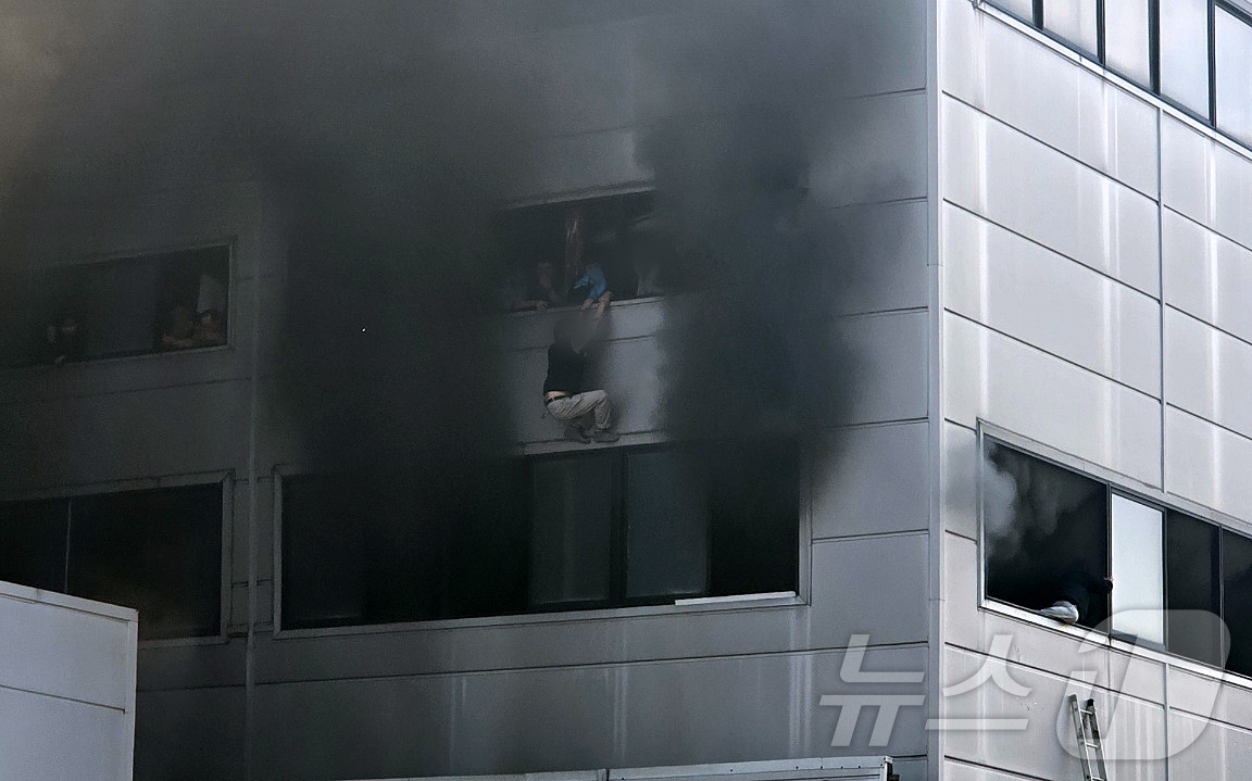 (대전=뉴스1) 김기태 기자 = 20일 오후 1시17분께 화재가 발생한 대전 대덕구 문평동의 한 공장에서 직원들이 대피하고 있다.소방당국은 국가소방동원령을 발령한 가운데, 현재까지 …