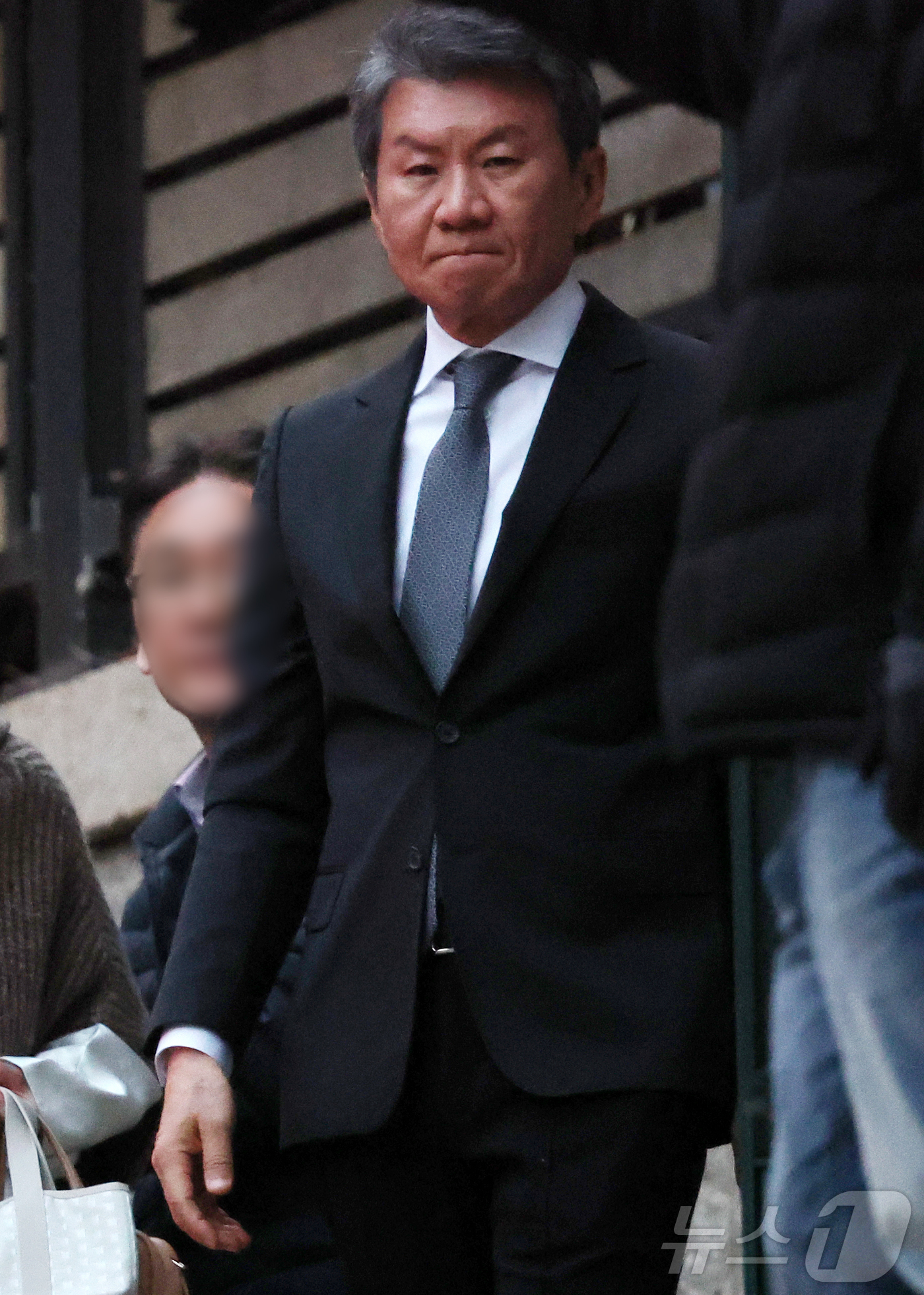 (서울=뉴스1) 김진환 기자 = 정몽규 HDC그룹 회장이 20일 오후 고(故) 정주영 현대그룹 명예회장 25주기 제사가 열린 서울 종로구 청운동의 정 명예회장 자택에 들어서고 있다 …