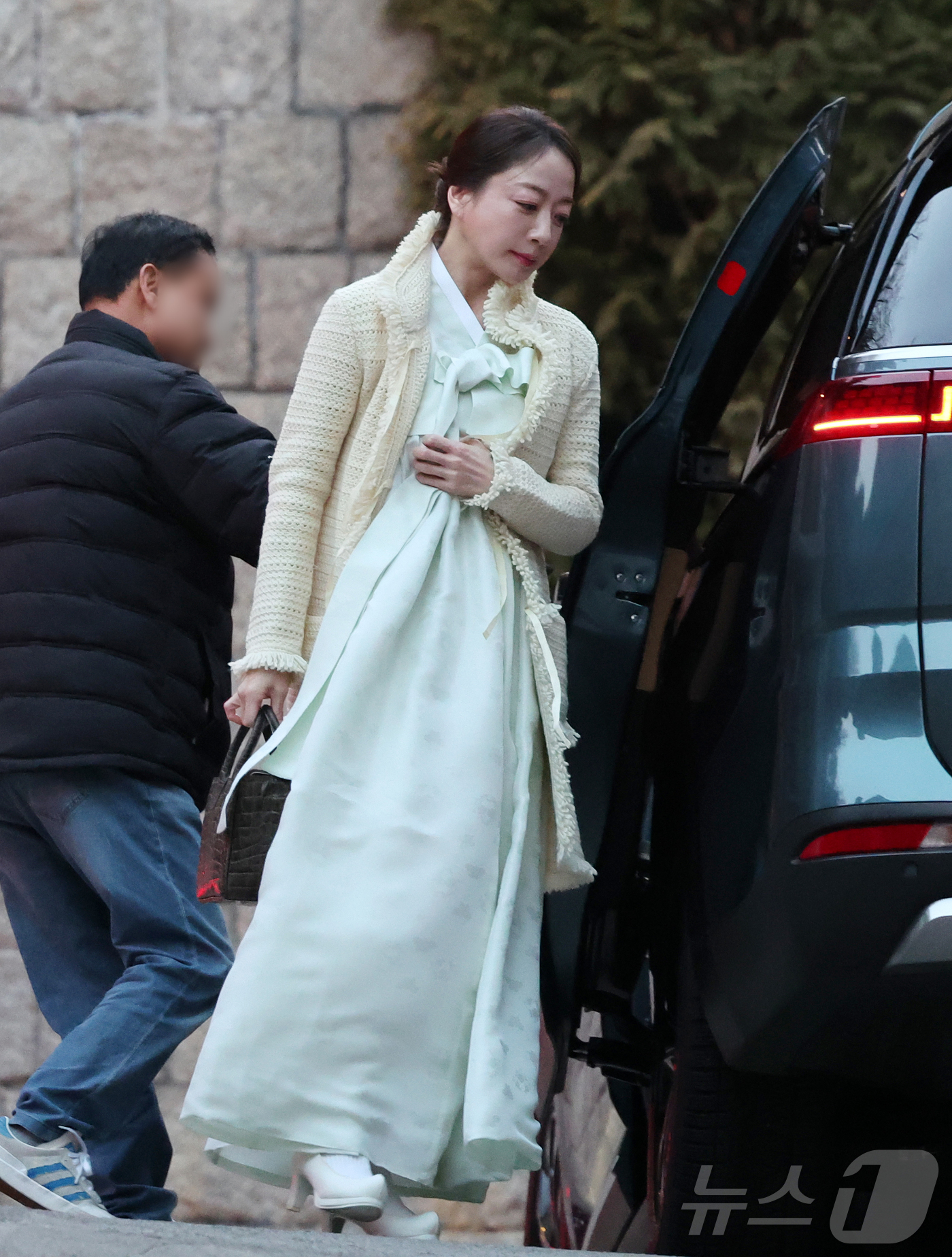 (서울=뉴스1) 김진환 기자 = 정대선 현대비에스앤씨 사장의 부인 노현정 전 아나운서가 20일 오후 고(故) 정주영 현대그룹 명예회장 25주기 제사가 열린 서울 종로구 청운동의 정 …