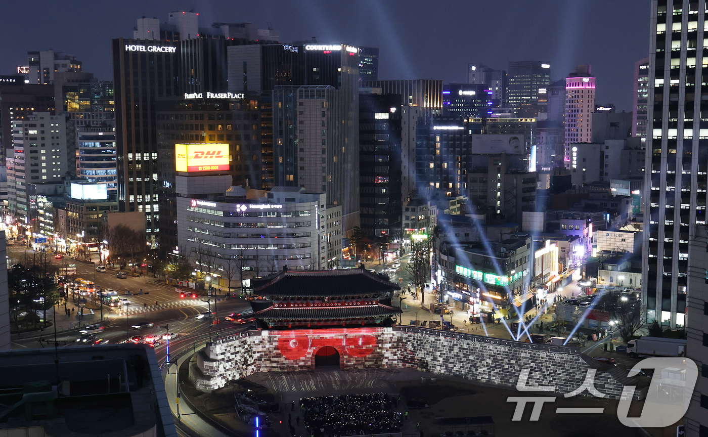 (서울=뉴스1) 오대일 기자 = 3년 9개월 만에 완전체로 컴백하는 방탄소년단(BTS)의 광화문 공연을 하루 앞둔 20일 오후 서울 중구 숭례문 외벽에 BTS 신보 '아리랑'(AR …