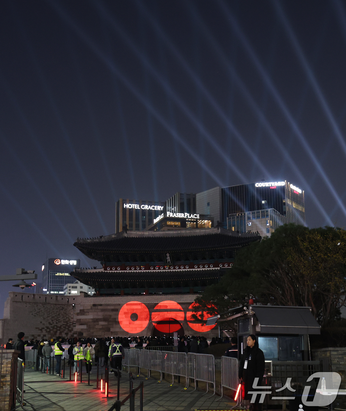 (서울=뉴스1) 오대일 기자 = 3년 9개월 만에 완전체로 컴백하는 방탄소년단(BTS)의 광화문 공연을 하루 앞둔 20일 오후 서울 중구 숭례문 외벽에 BTS 신보 '아리랑'(AR …