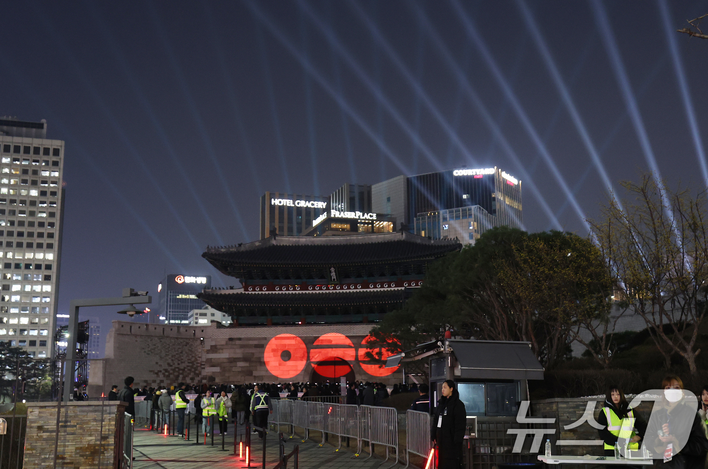 (서울=뉴스1) 오대일 기자 = 3년 9개월 만에 완전체로 컴백하는 방탄소년단(BTS)의 광화문 공연을 하루 앞둔 20일 오후 서울 중구 숭례문 외벽에 BTS 신보 '아리랑'(AR …