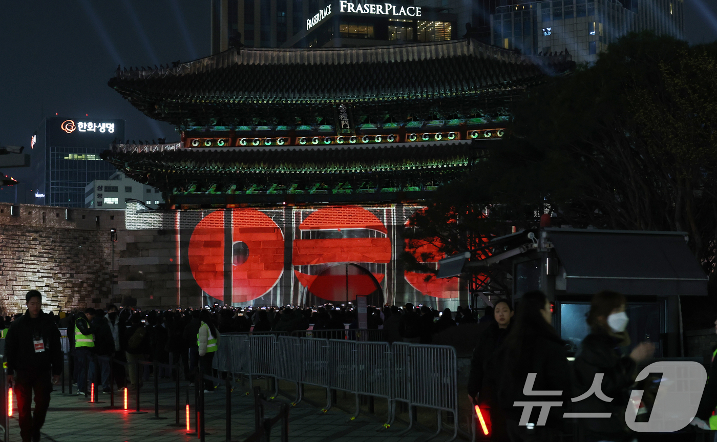 (서울=뉴스1) 오대일 기자 = 3년 9개월 만에 완전체로 컴백하는 방탄소년단(BTS)의 광화문 공연을 하루 앞둔 20일 오후 서울 중구 숭례문 외벽에 BTS 신보 '아리랑'(AR …