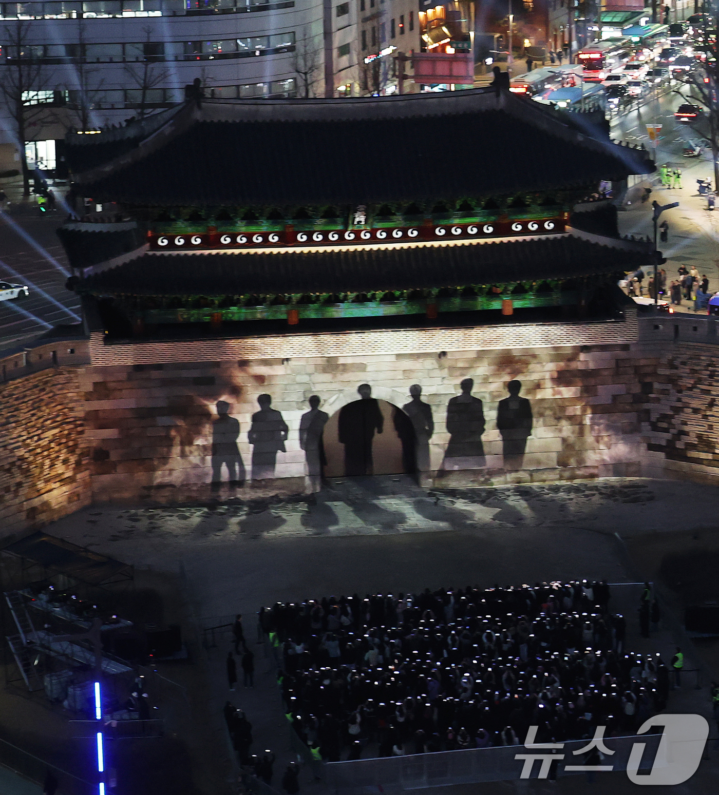 (서울=뉴스1) 오대일 기자 = 3년 9개월 만에 완전체로 컴백하는 방탄소년단(BTS)의 광화문 공연을 하루 앞둔 20일 오후 서울 중구 숭례문 외벽에 BTS 신보 '아리랑'(AR …