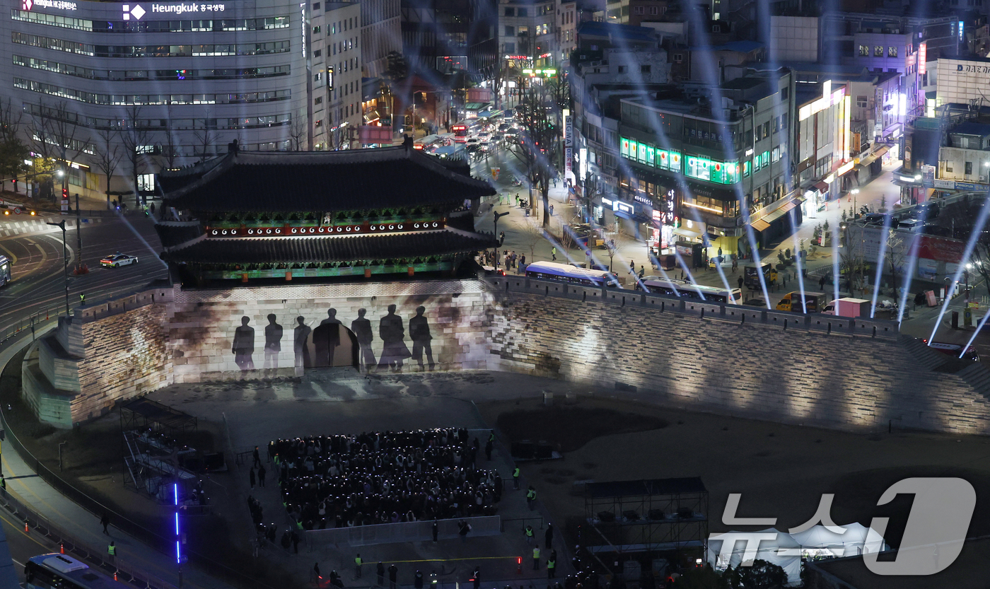 (서울=뉴스1) 오대일 기자 = 3년 9개월 만에 완전체로 컴백하는 방탄소년단(BTS)의 광화문 공연을 하루 앞둔 20일 오후 서울 중구 숭례문 외벽에 BTS 신보 '아리랑'(AR …