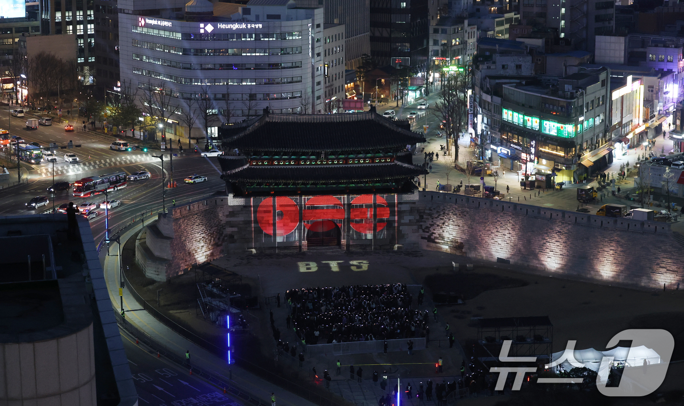 (서울=뉴스1) 오대일 기자 = 3년 9개월 만에 완전체로 컴백하는 방탄소년단(BTS)의 광화문 공연을 하루 앞둔 20일 오후 서울 중구 숭례문 외벽에 BTS 신보 '아리랑'(AR …